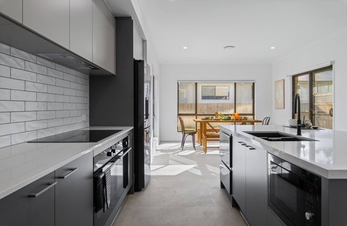Calamvale Maison | 5 Mins to the shopping centre - Family size with extra living area in Calamvale