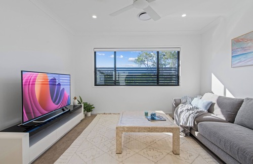 Calamvale Maison | 5 Mins to the shopping centre - Family size with extra living area in Calamvale