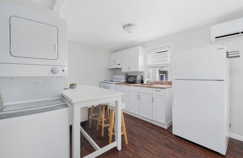 Narragansett Appartement | 5 Minute Stroll to the Beach - Charming 3-bedroom in Narragansett with AC
