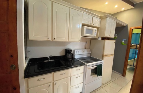 Jaco Cabine | 5 minute to the Center of town Condo - secure, large pool!