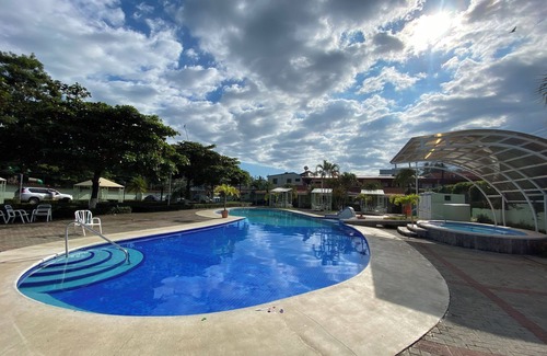 Jaco Cabine | 5 minute to the Center of town Condo - secure, large pool!