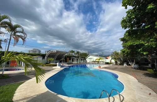 Jaco Cabine | 5 minute to the Center of town Condo - secure, large pool!