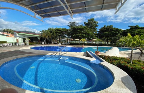 Jaco Cabine | 5 minute to the Center of town Condo - secure, large pool!