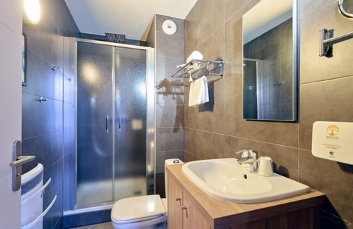 Contades Hôtel | 5 Minutes by Foot Away From The National University Library! Pets Are Welcome!