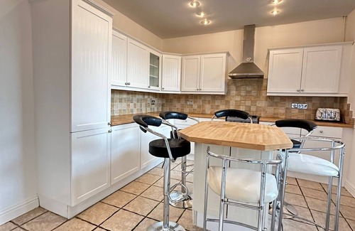 Bolton Maison | 5 minutes drive to bolton stadium!! Family sized house with slit of space