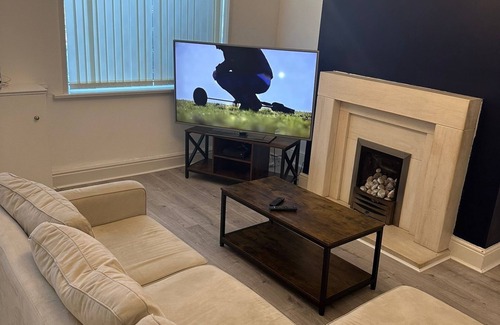 Bolton Maison | 5 minutes drive to bolton stadium!! Family sized house with slit of space
