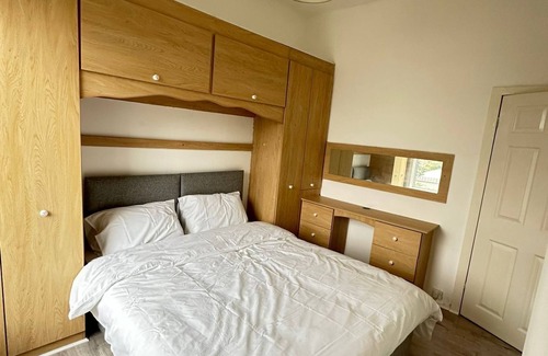 Bolton Maison | 5 minutes drive to bolton stadium!! Family sized house with slit of space