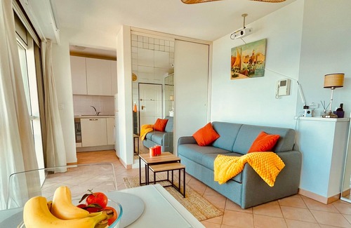 French Riviera Appartement | À 5 min de Monaco ! Studio magnifique vue mer, GOLFE BLEU, accès plage et train