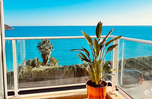 French Riviera Appartement | À 5 min de Monaco ! Studio magnifique vue mer, GOLFE BLEU, accès plage et train