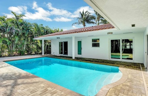 Lake Ida Shores Maison | 5 minutes from beach! Beautiful remodeled home w/ pool in the best neighborhood.