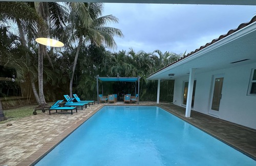 Lake Ida Shores Maison | 5 minutes from beach! Beautiful remodeled home w/ pool in the best neighborhood.