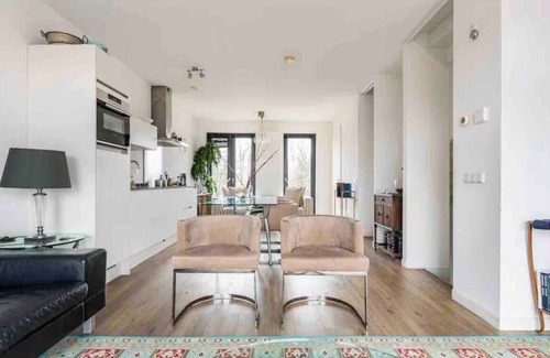 Van der Pekbuurt Appartement | 5 minutes from Central Station! Spacious and bright family apartment with roof terrace.