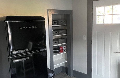 Historic Downtown Racine Appartement | 5 Minutes from Downtown Racine. Private deck, entrance, and driveway.