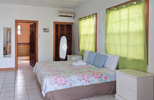 Vieux Fort Lit Et Petit-Déjeuner | 5 Minutes from the Airport Room for 2 with Dining on Site