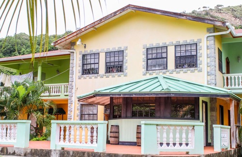 Vieux Fort Lit Et Petit-Déjeuner | 5 Minutes from the Airport Room for 2 with Dining on Site