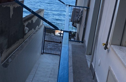 Aci Trezza Appartement | 5 minutes from the Faraglioni studio apartment On the cliff