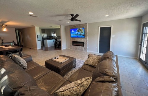 Myra Maison | 5 minutes from winery! Spacious home with pool & hot tub!