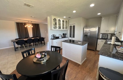 Myra Maison | 5 minutes from winery! Spacious home with pool & hot tub!