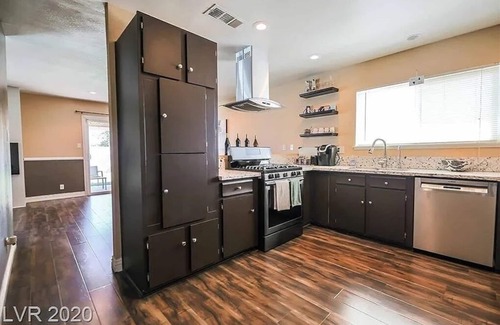 Paradise Maison | 5 minutes to Airport and the Strip- 3Bedroom, 2Bath, Great Pool