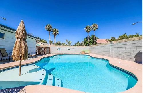 Paradise Maison | 5 minutes to Airport and the Strip- 3Bedroom, 2Bath, Great Pool
