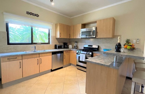 Esmeralda Villa | 5 Minutes to Beaches, 3 BDR Private Villa, Sleeps 8 with Private Pool