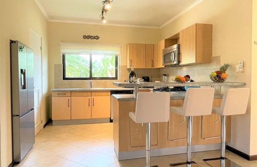 Esmeralda Villa | 5 Minutes to Beaches, 3 BDR Private Villa, Sleeps 8 with Private Pool