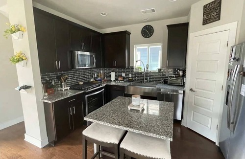 Parker Lane Maison | 5 minutes to downtown, 10 min to airport. Perfect for couple's retreat