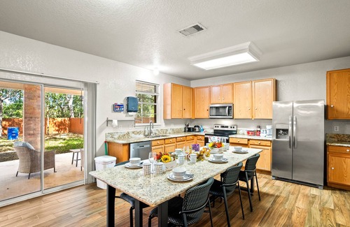 Far North Central Maison | 5 minutes to SixFlags and UTSA! 3BR