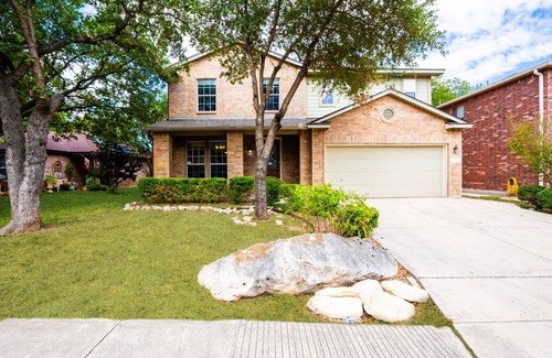 Far North Central Maison | 5 minutes to SixFlags and UTSA! 3BR