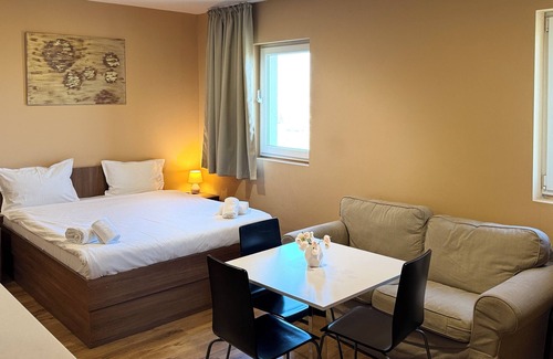 Sofia Lit Et Petit-Déjeuner | 5 minutes to the airport Sofia! Family-sized apartment with microwave & deck