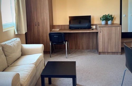 Sofia Lit Et Petit-Déjeuner | 5 minutes to the airport Sofia! Family-sized apartment with microwave & deck