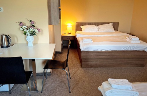 Sofia Lit Et Petit-Déjeuner | 5 minutes to the airport Sofia! Family-sized apartment with microwave & deck