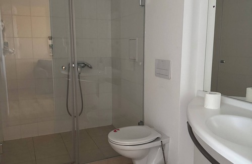Sofia Lit Et Petit-Déjeuner | 5 minutes to the airport Sofia! Family-sized apartment with microwave & deck
