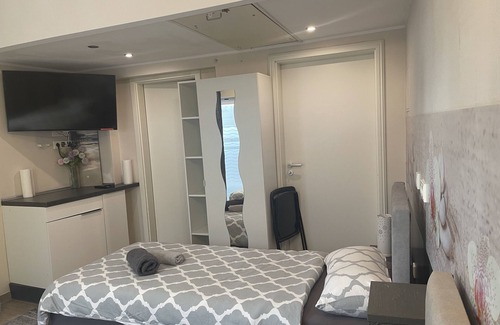 Feyen-Weismark Appartement | 5 minutes to the Moselle, bus stop right outside the front door to the center.