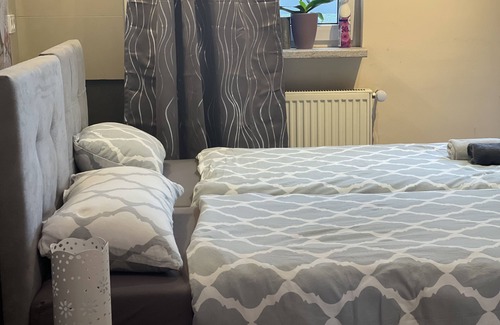 Feyen-Weismark Appartement | 5 minutes to the Moselle, bus stop right outside the front door to the center.