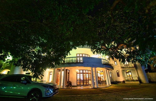 Yatinuwara Maison | 5 minutes to the Royal Botanical Gardens! King sized Bed & KTV room