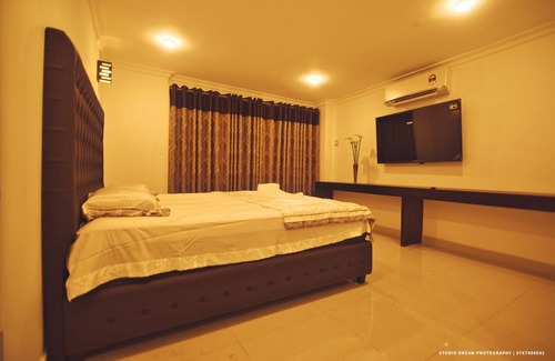 Yatinuwara Maison | 5 minutes to the Royal Botanical Gardens! King sized Bed & KTV room
