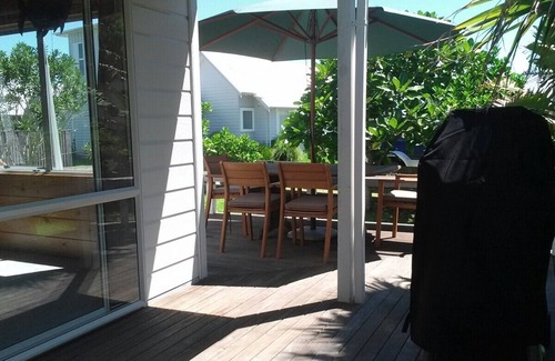 Matarangi Maison | 5 minutes walk to beautiful beach & shops, fully fenced section pet friendly.