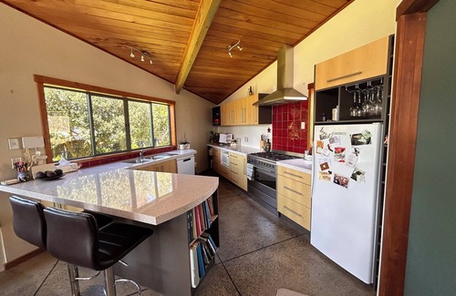 Whitianga Maison | 5 minutes walk to the beach and Lost Spring. Nicely located to all amenities.
