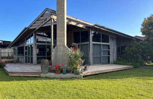 Whitianga Maison | 5 minutes walk to the beach and Lost Spring. Nicely located to all amenities.