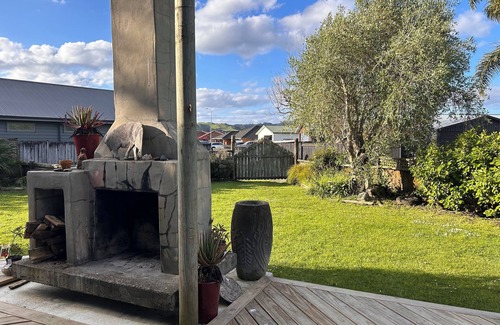 Whitianga Maison | 5 minutes walk to the beach and Lost Spring. Nicely located to all amenities.