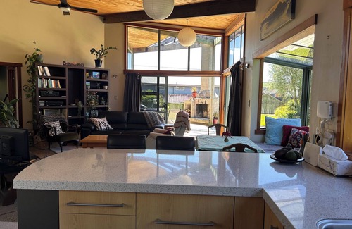 Whitianga Maison | 5 minutes walk to the beach and Lost Spring. Nicely located to all amenities.