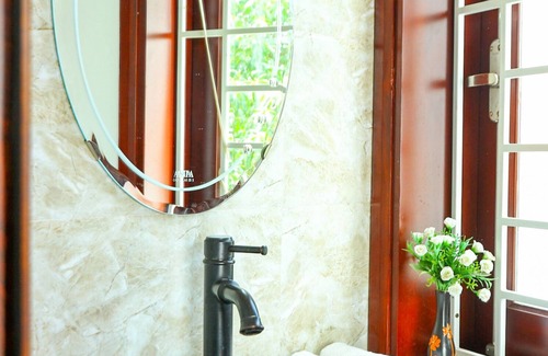 Cam Pho Lit Et Petit-Déjeuner | 5 minutes walking to the town center! Great rooms with balcony