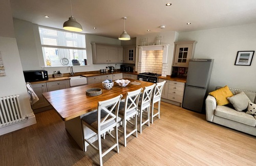 Shanklin Chalet De Ski | 5 Old School Mews