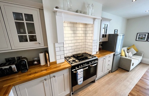 Shanklin Chalet De Ski | 5 Old School Mews