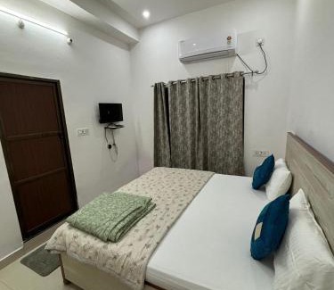 Sarnath Maison | 5 PETALS