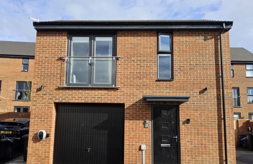 Doncaster Maison | 5 Star Luxury Small Cosy House with Lake View