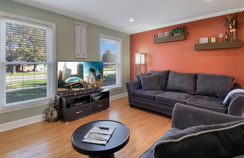 Melrose Park Maison | 5 Star Cozy Entire Furnished Monthly Home with 2 car garage