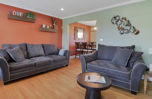 Melrose Park Maison | 5 Star Cozy Entire Furnished Monthly Home with 2 car garage