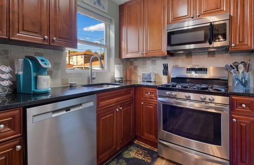 Melrose Park Maison | 5 Star Cozy Entire Furnished Monthly Home with 2 car garage